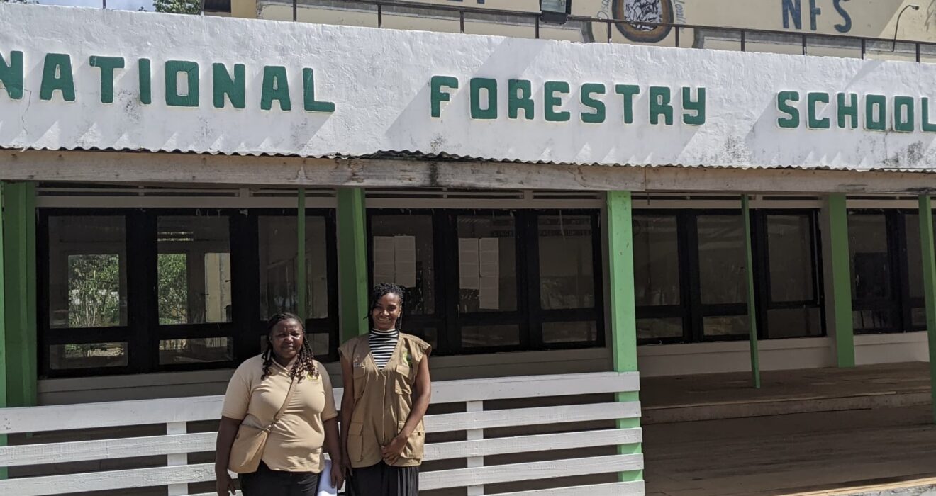 ENEF (écoles des eaux et forêts de Mbalmayo au Cameroun), deux personnes posent devant le bâtiment e l’ENEF.