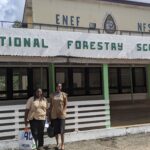 ENEF (écoles des eaux et forêts de Mbalmayo au Cameroun), deux personnes posent devant le bâtiment e l’ENEF.