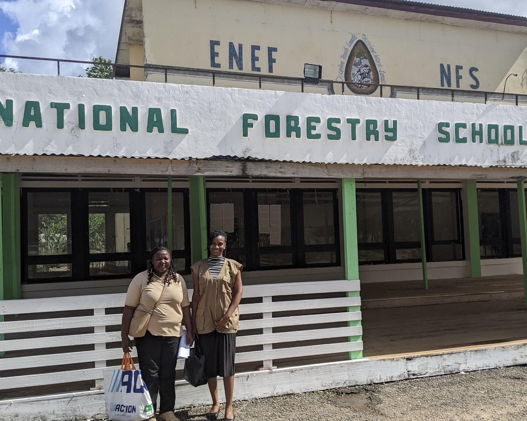 ENEF (écoles des eaux et forêts de Mbalmayo au Cameroun), deux personnes posent devant le bâtiment e l’ENEF.